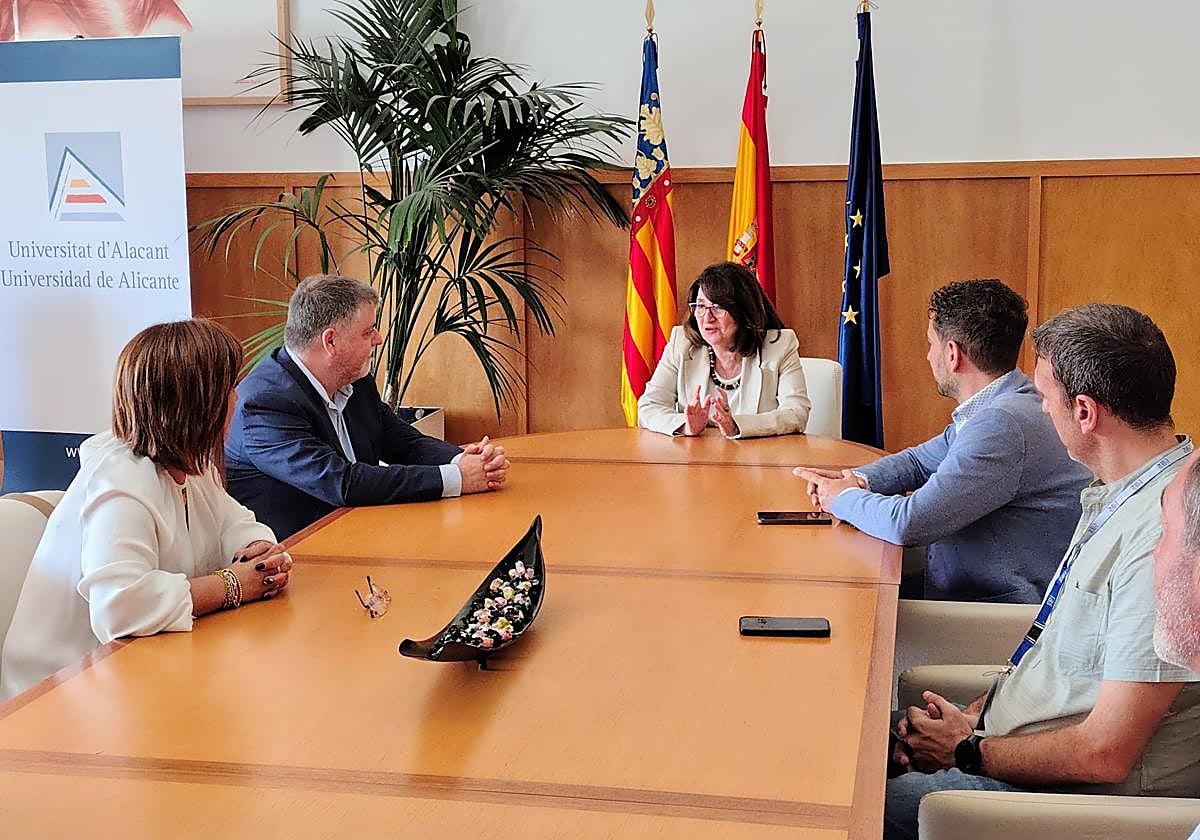 Reunión a dos bandas entre la UA y el Ayuntamiento de Villena.
