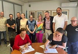 Firma de la renovación del convenio entre Apsa y el Ayuntamiento de Alicante.