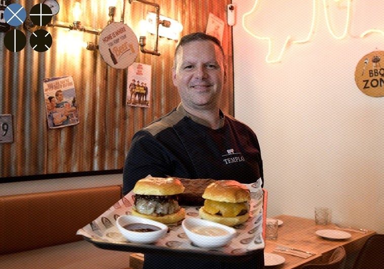 Ángel García con dos de sus hamburguesas.