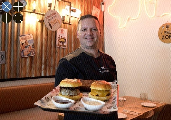 Ángel García con dos de sus hamburguesas.
