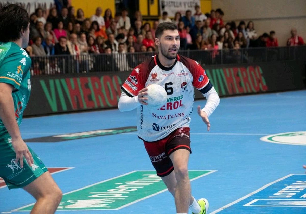 Borja Méndez during a match with BM Nava.