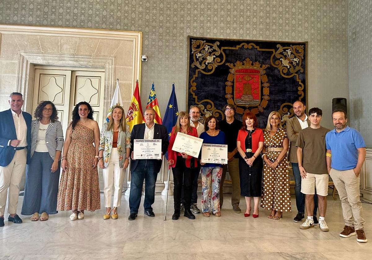 Entrega de los cheques de las barras solidarias de Carnaval y Nochevieja.