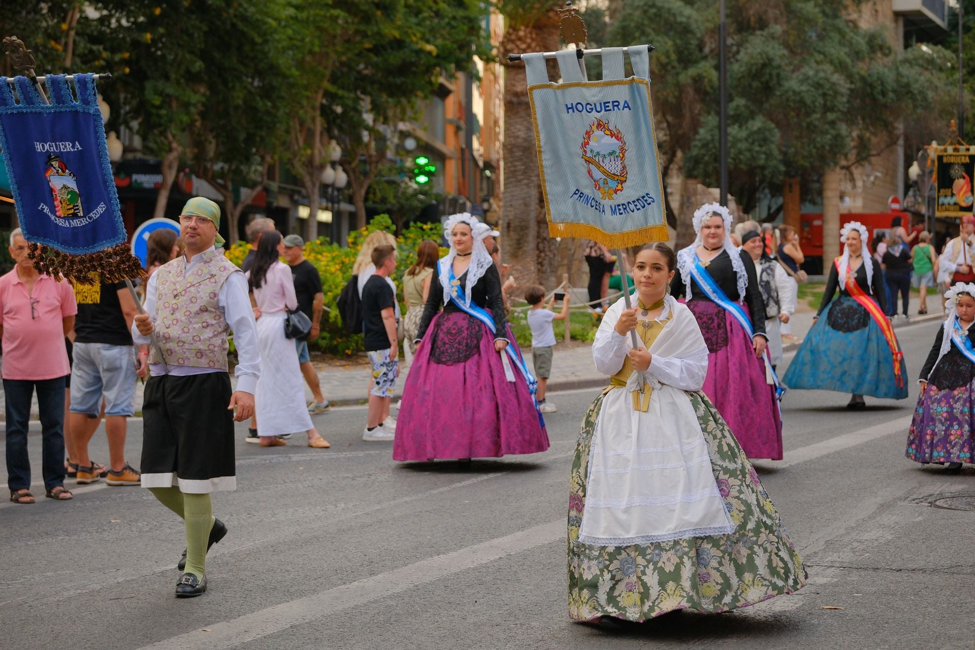 Así ha sido el Desfile del Pregón de las Hogueras de Alicante 2025