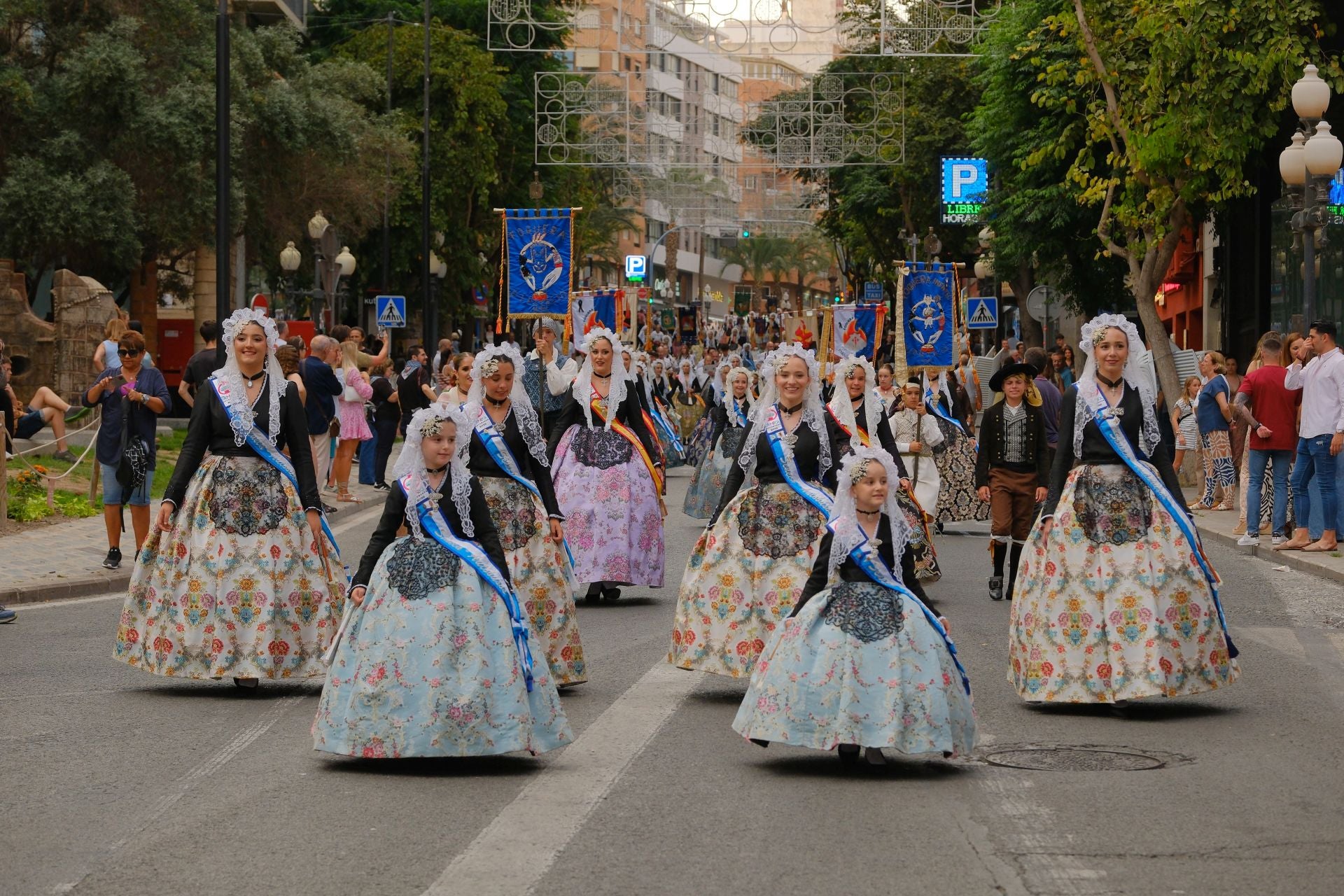 Así ha sido el Desfile del Pregón de las Hogueras de Alicante 2025