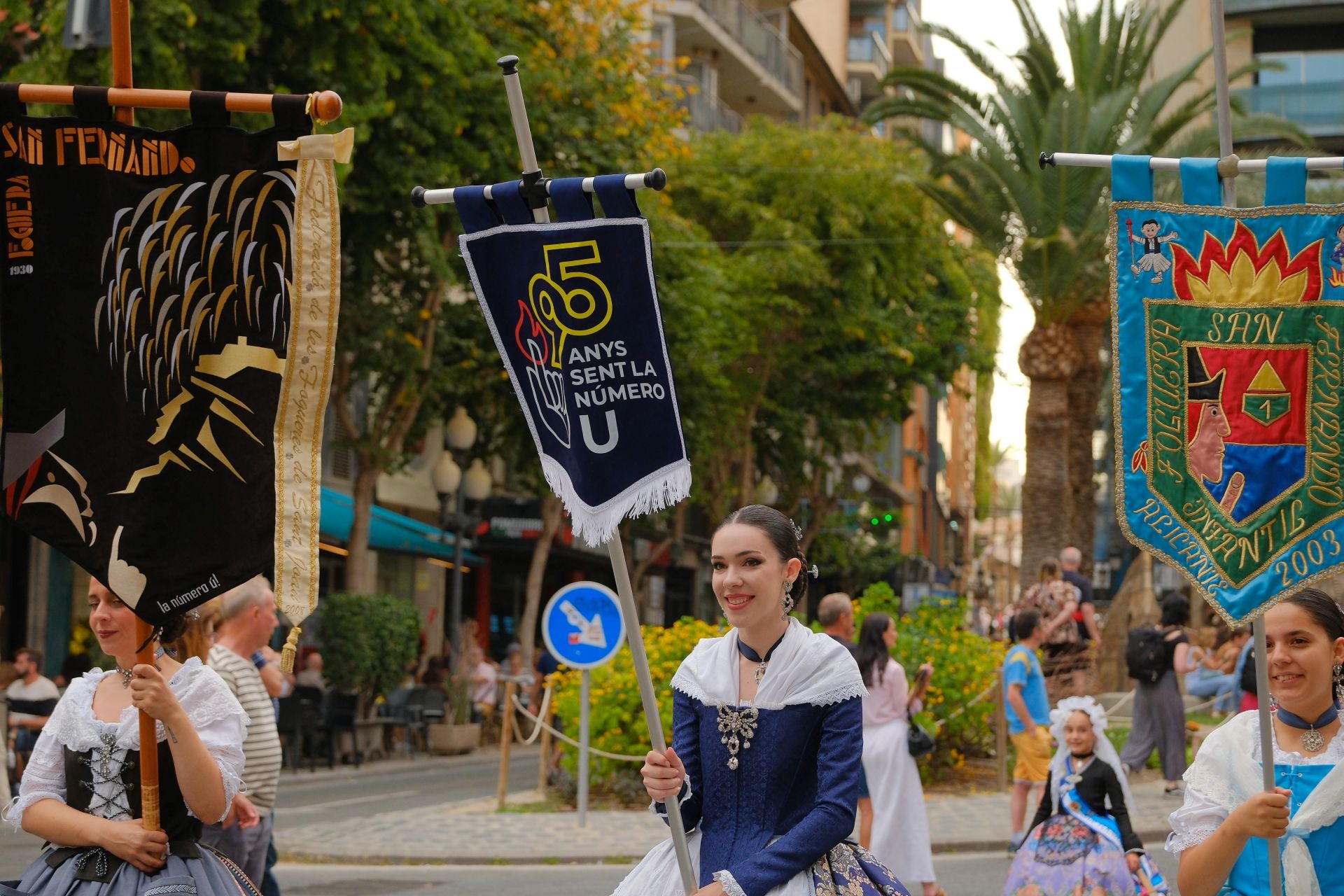 Así ha sido el Desfile del Pregón de las Hogueras de Alicante 2025