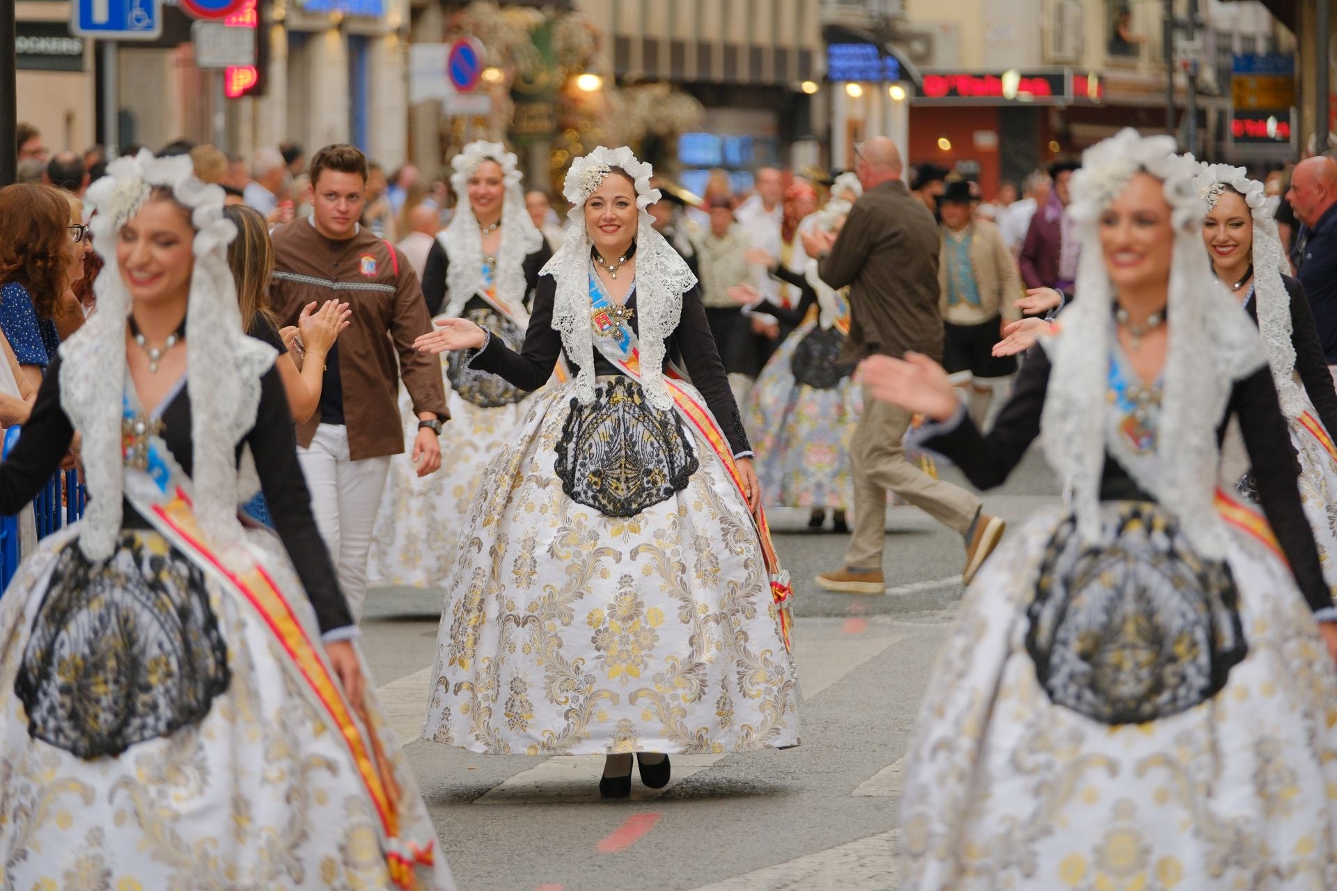 Así ha sido el Desfile del Pregón de las Hogueras de Alicante 2025