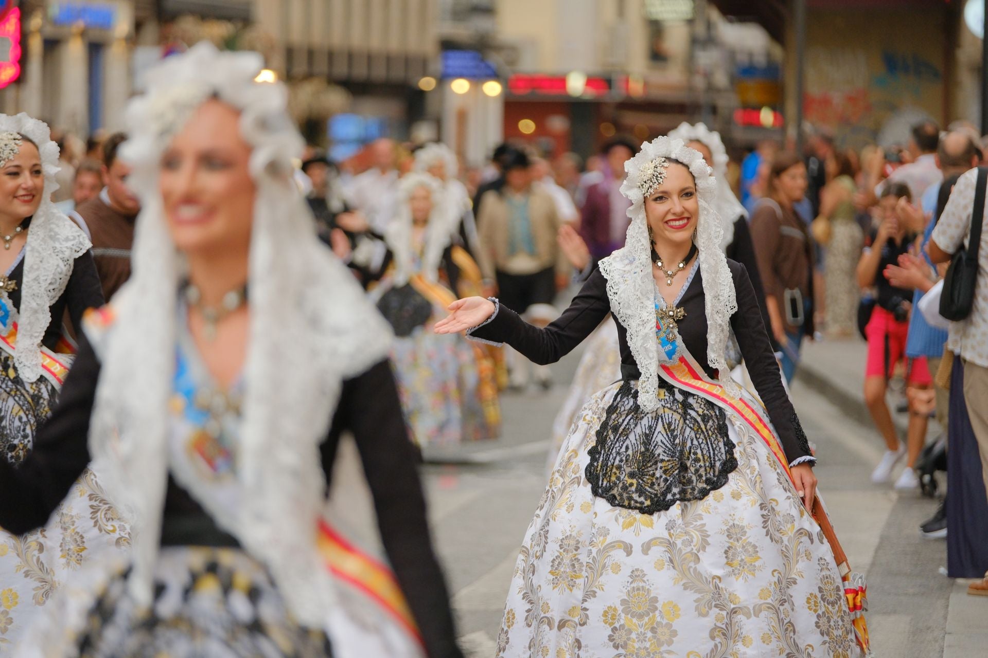 Así ha sido el Desfile del Pregón de las Hogueras de Alicante 2025