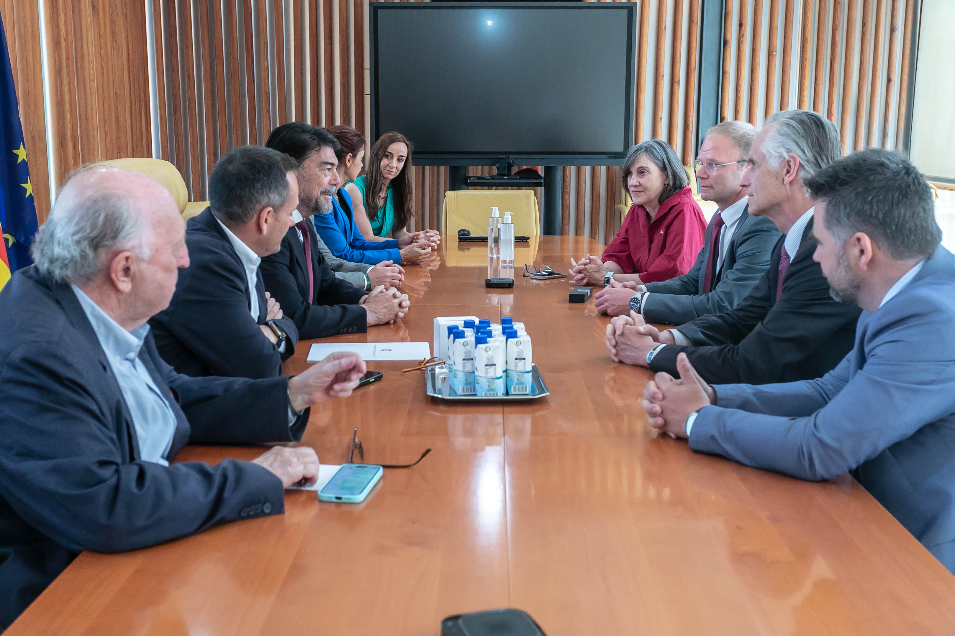 Imagen principal - Varios momentos de la recepción en el Ayuntamiento. 