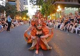 Color, imaginación y humor se dan cita en el desfile del Ninot