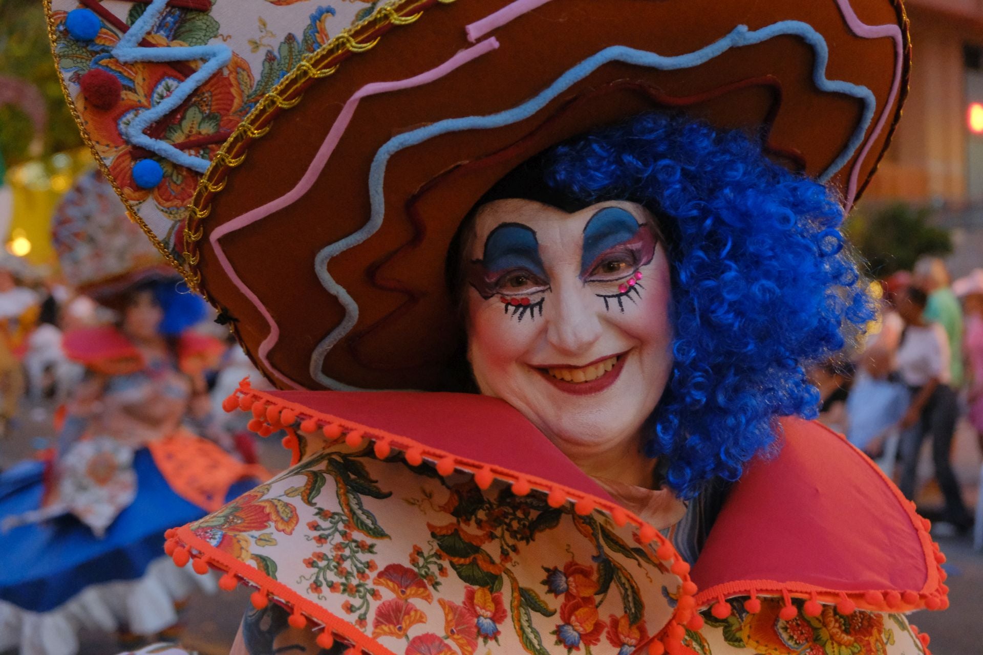 Color, imaginación y humor se dan cita en el desfile del Ninot