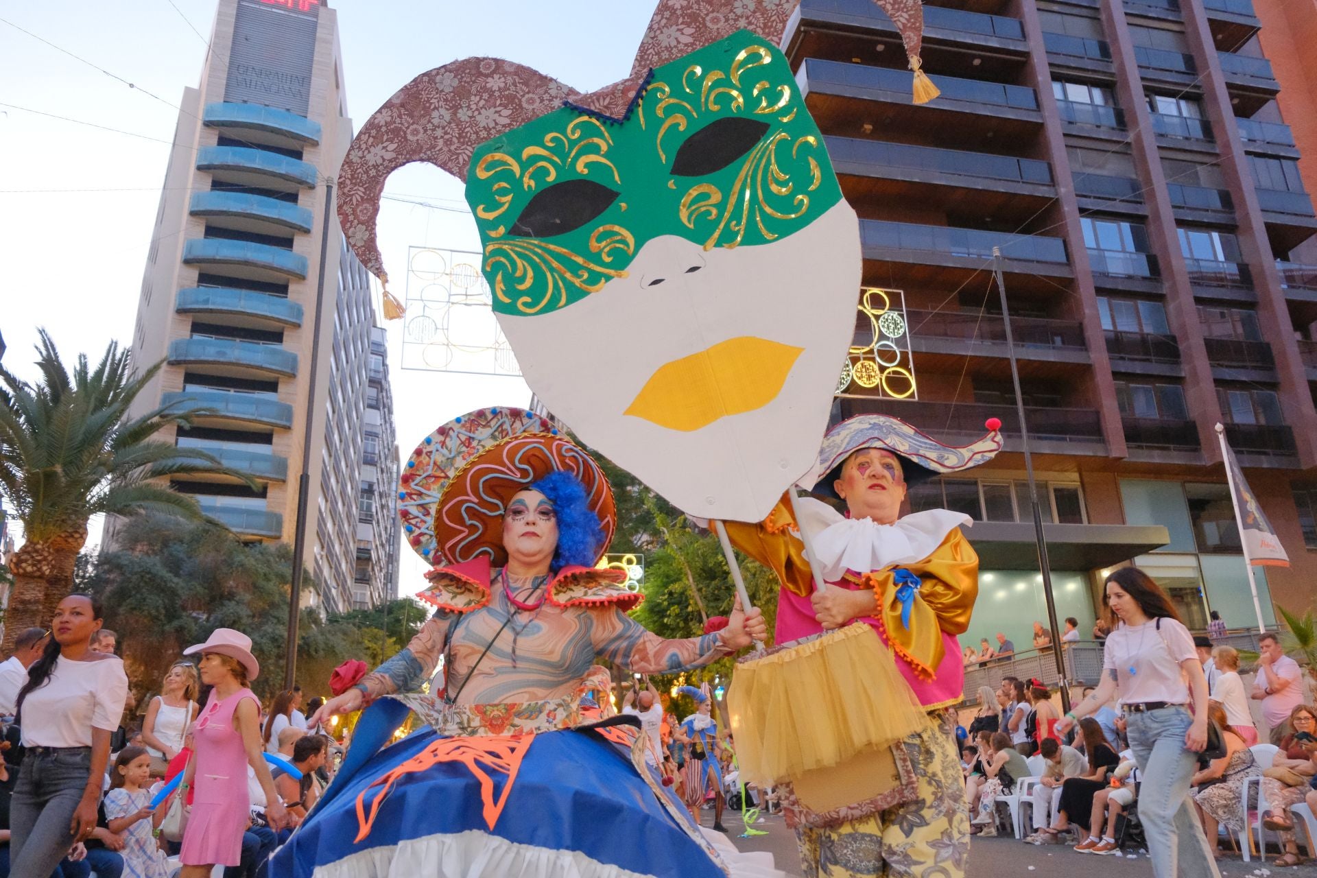 Color, imaginación y humor se dan cita en el desfile del Ninot