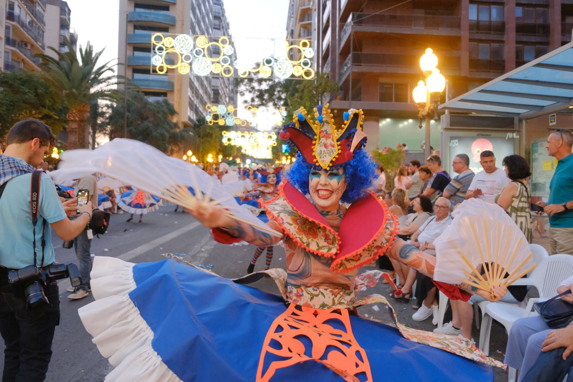 Color, imaginación y humor se dan cita en el desfile del Ninot