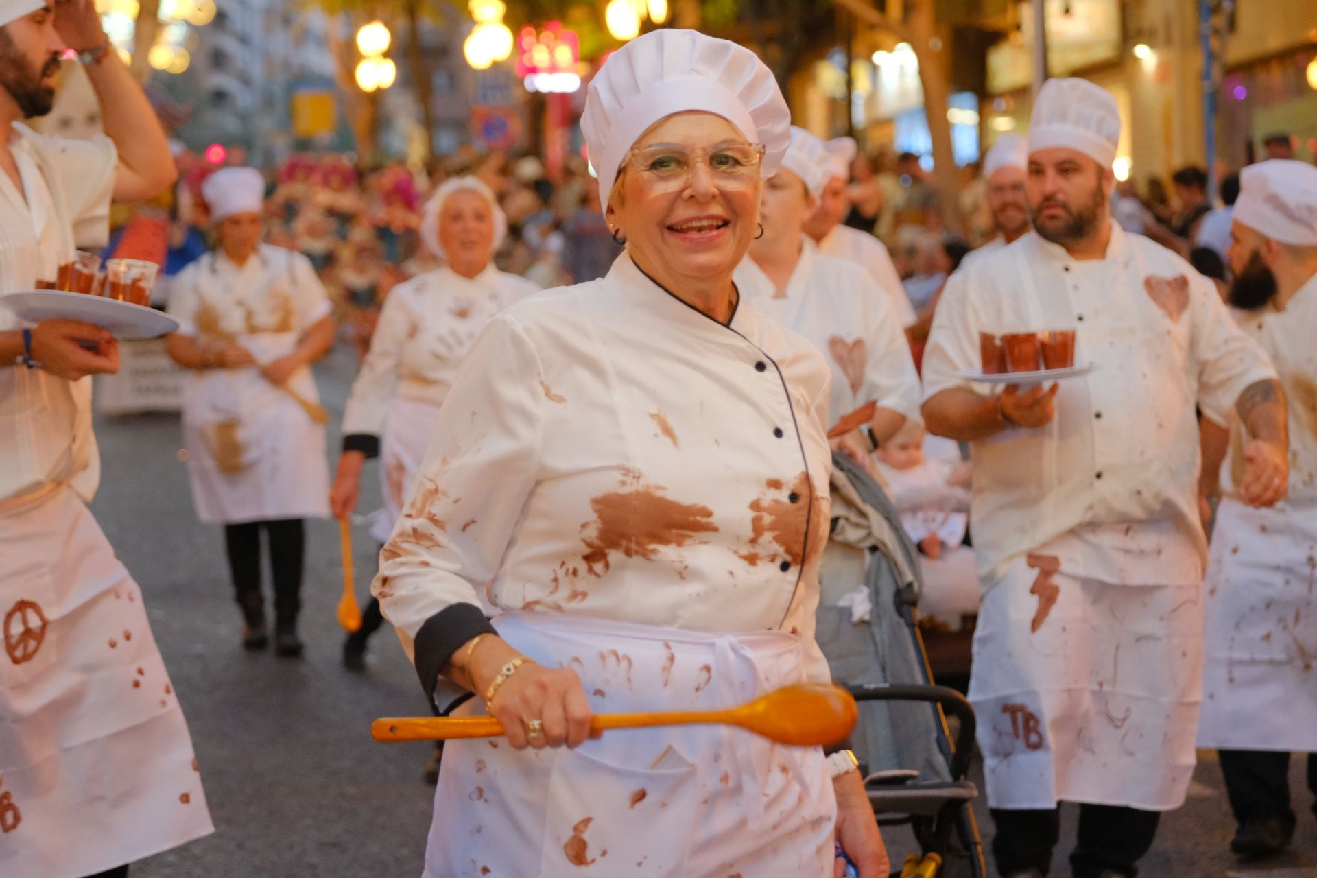 Color, imaginación y humor se dan cita en el desfile del Ninot