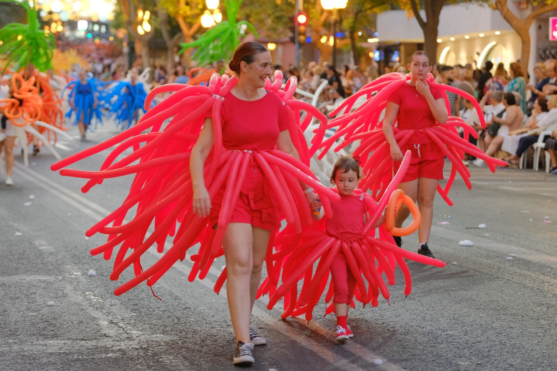 Color, imaginación y humor se dan cita en el desfile del Ninot