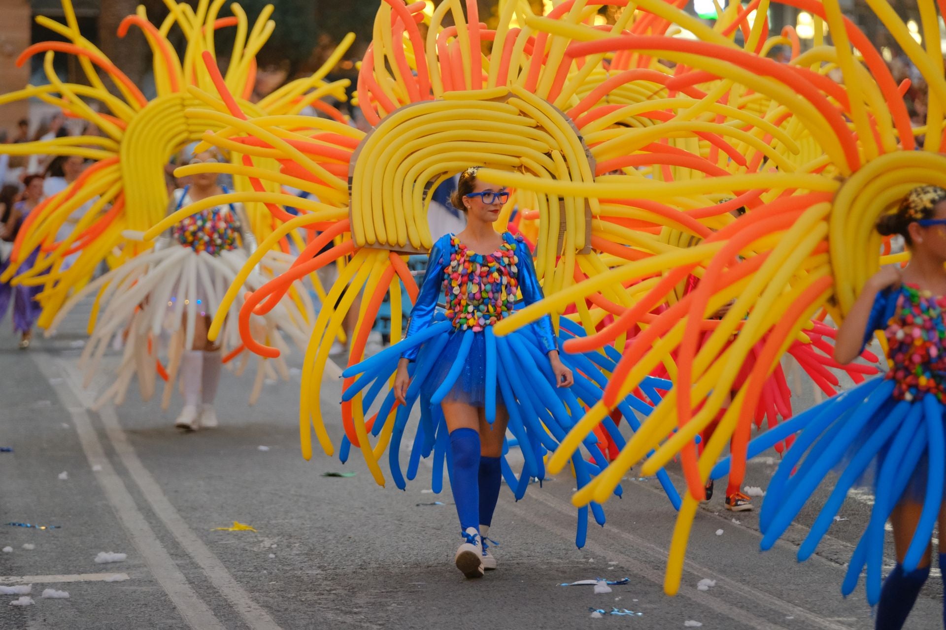 Color, imaginación y humor se dan cita en el desfile del Ninot