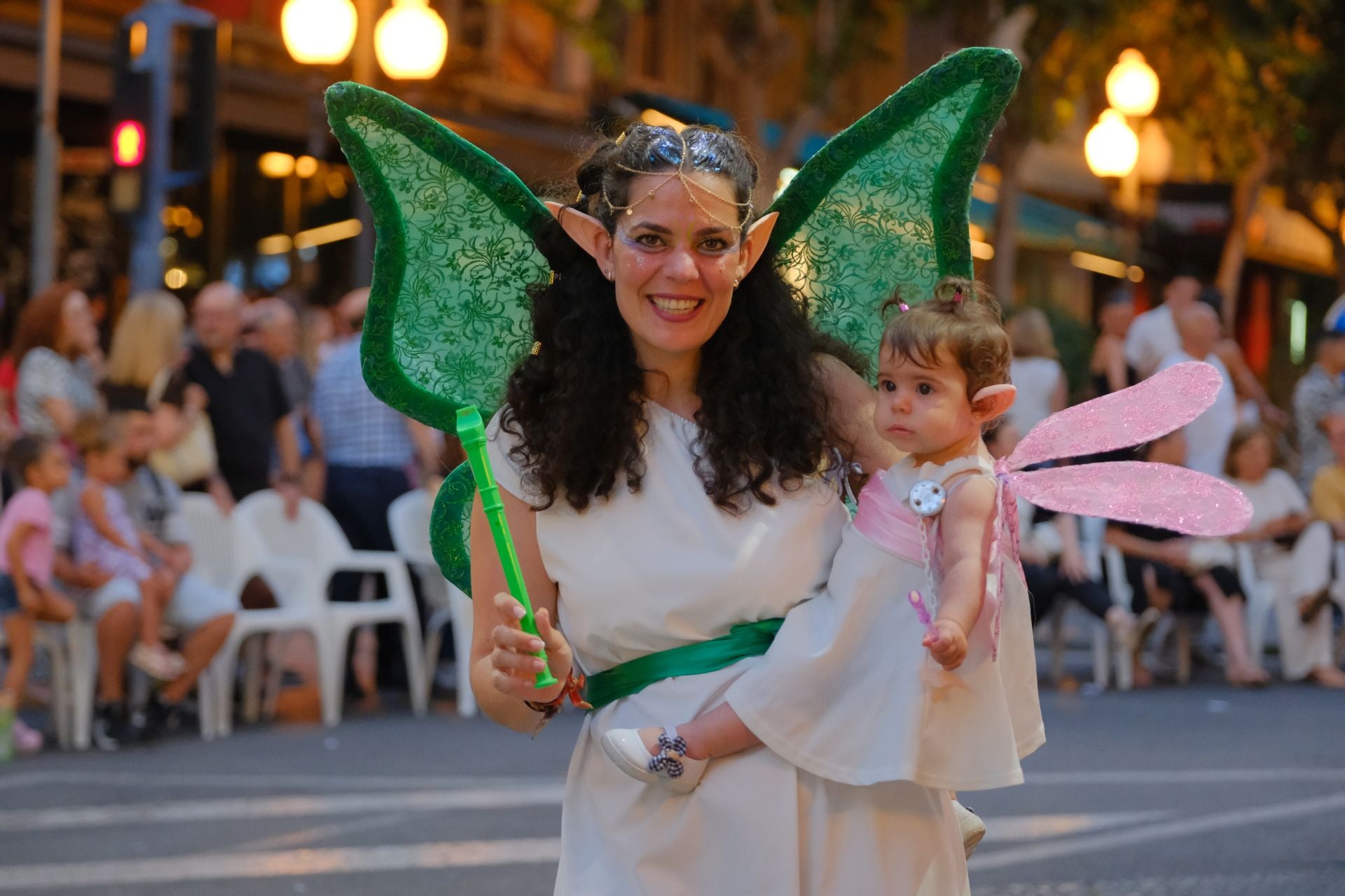 Color, imaginación y humor se dan cita en el desfile del Ninot