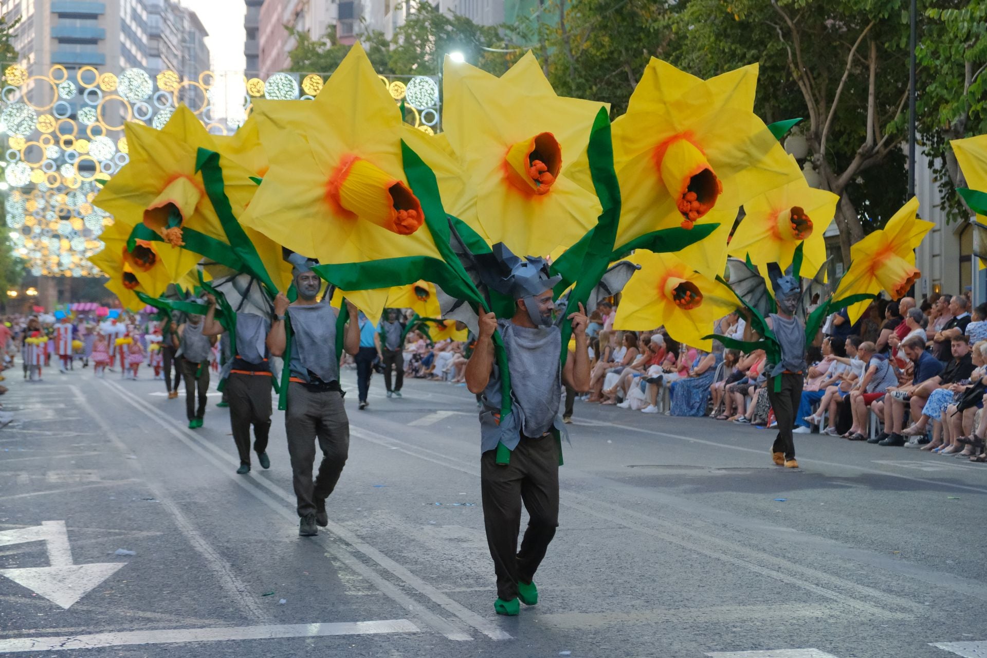 Color, imaginación y humor se dan cita en el desfile del Ninot