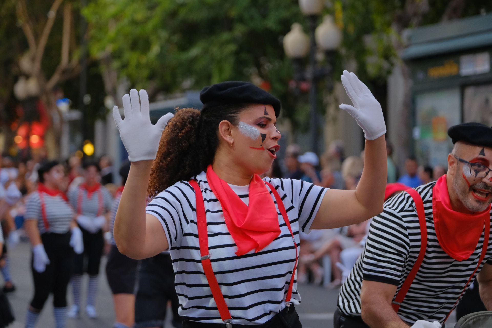 Color, imaginación y humor se dan cita en el desfile del Ninot