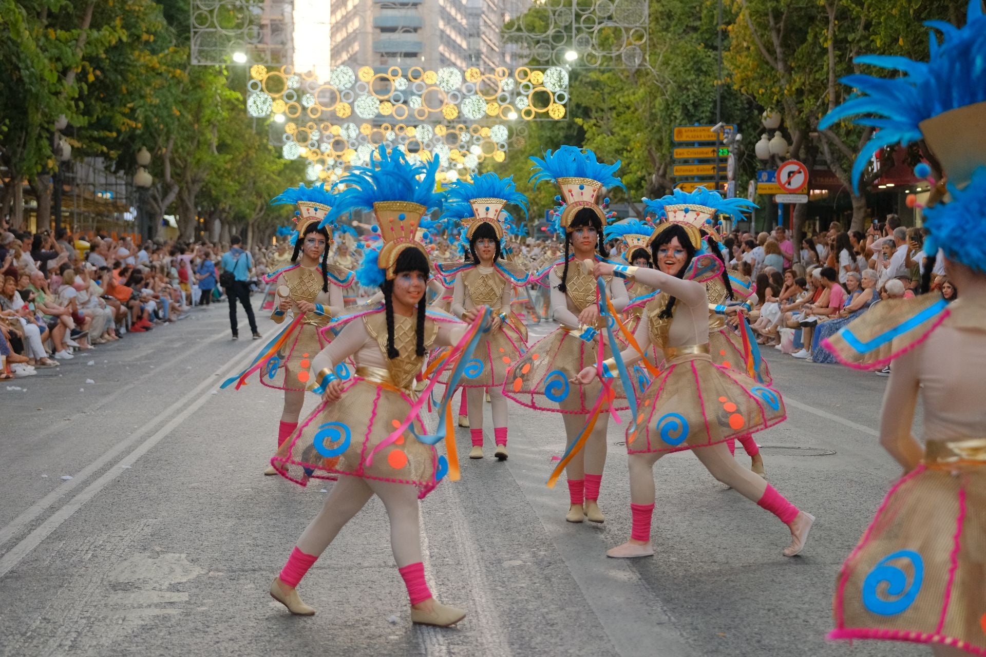 Color, imaginación y humor se dan cita en el desfile del Ninot