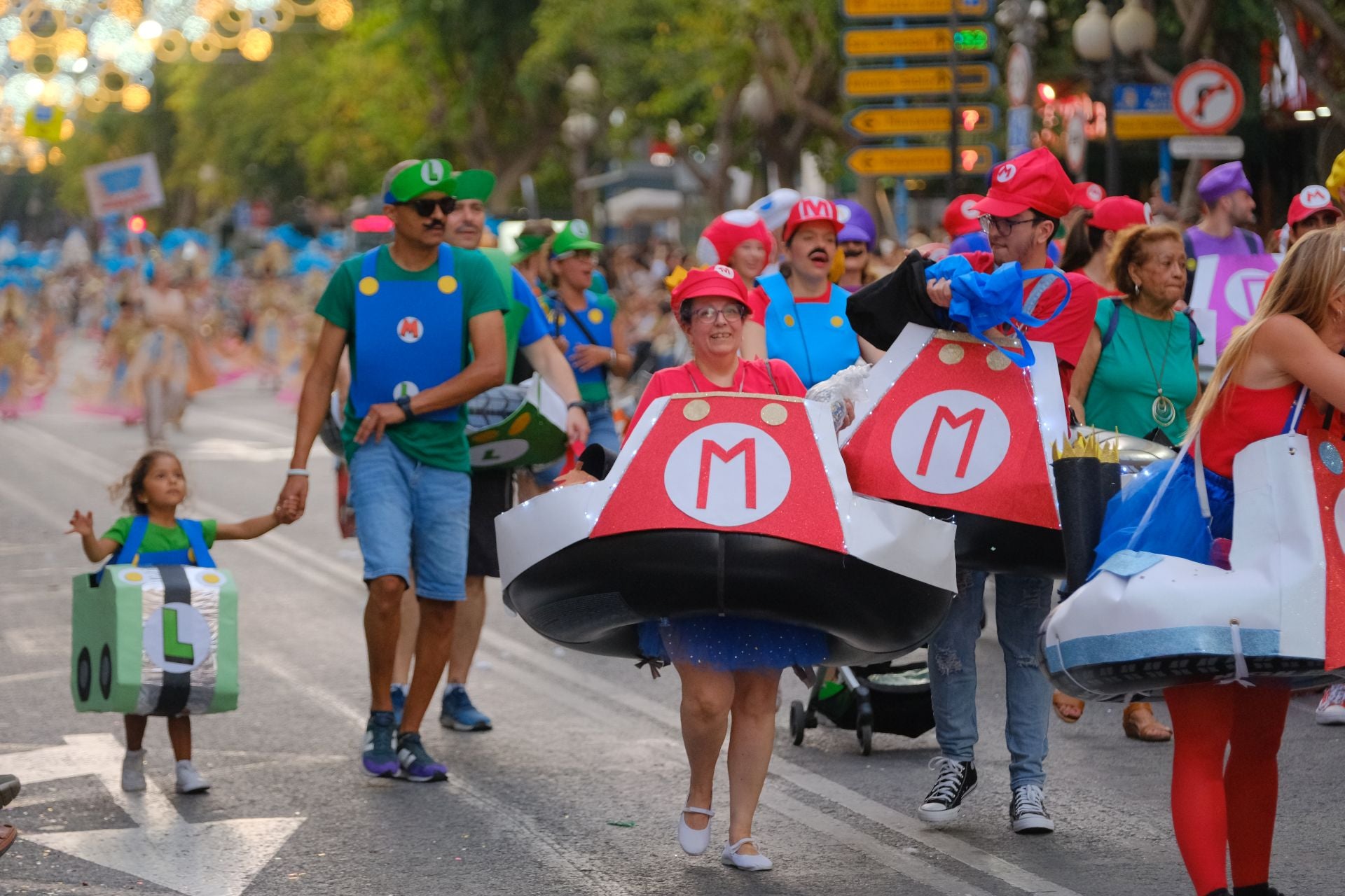 Color, imaginación y humor se dan cita en el desfile del Ninot