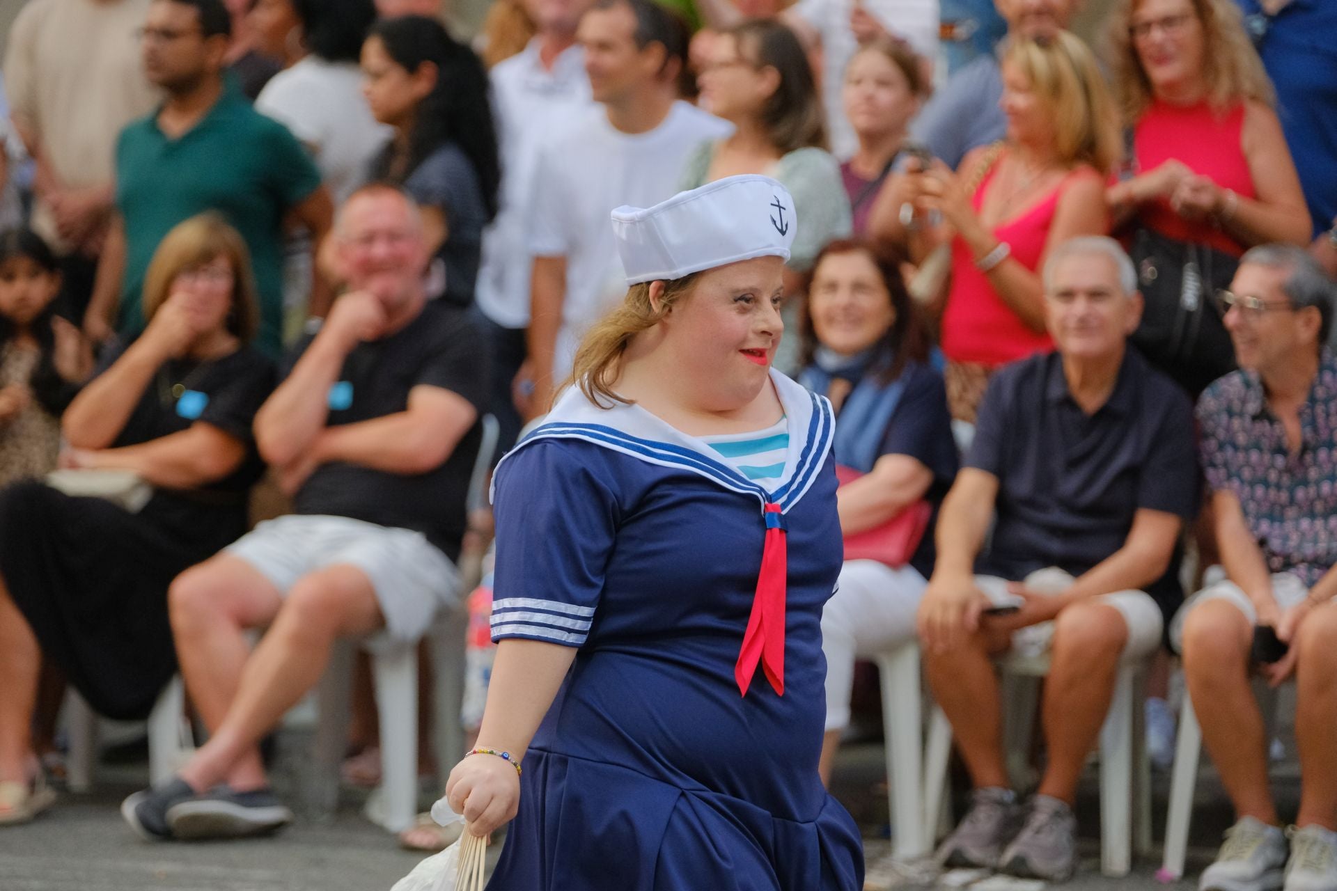 Color, imaginación y humor se dan cita en el desfile del Ninot