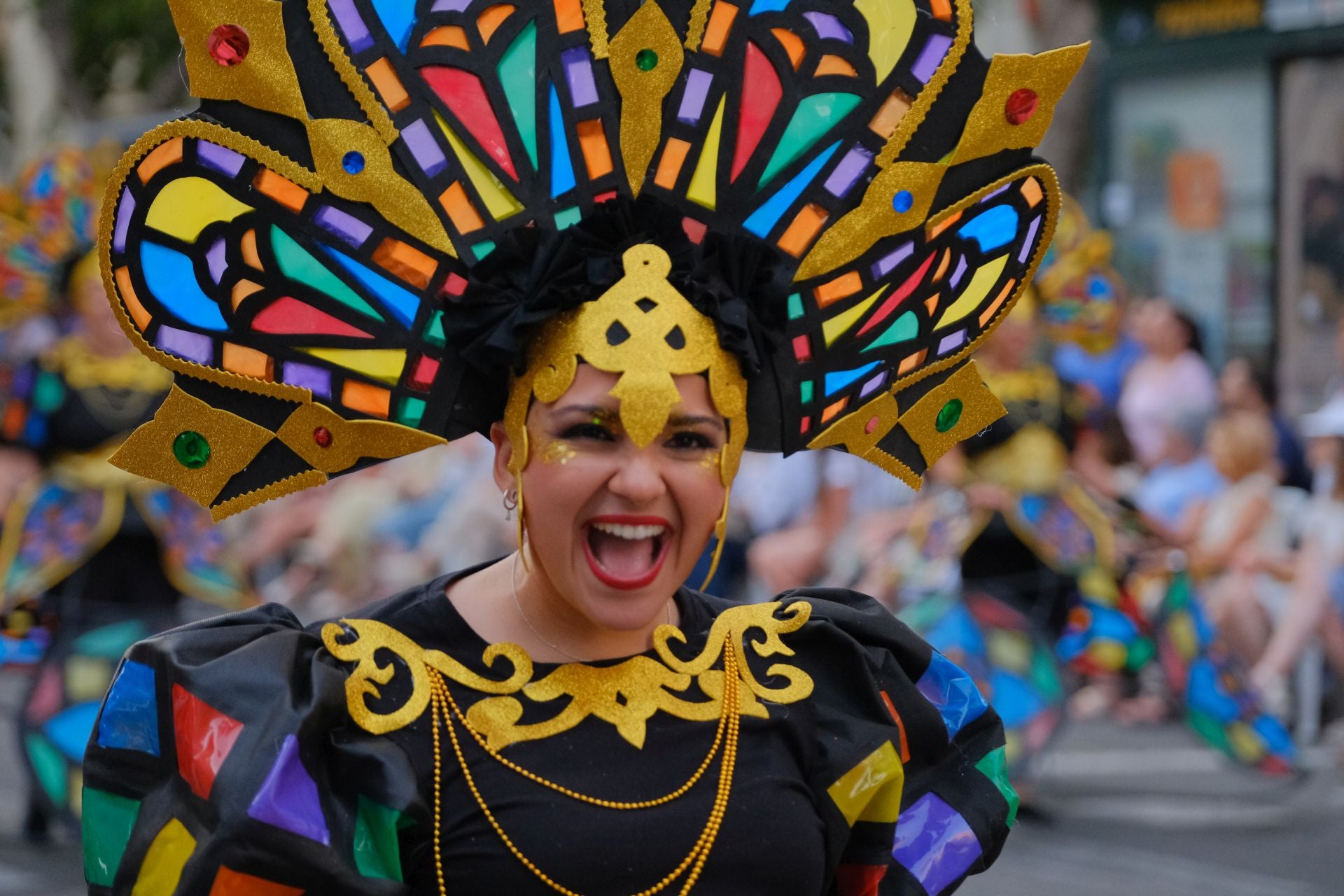Color, imaginación y humor se dan cita en el desfile del Ninot