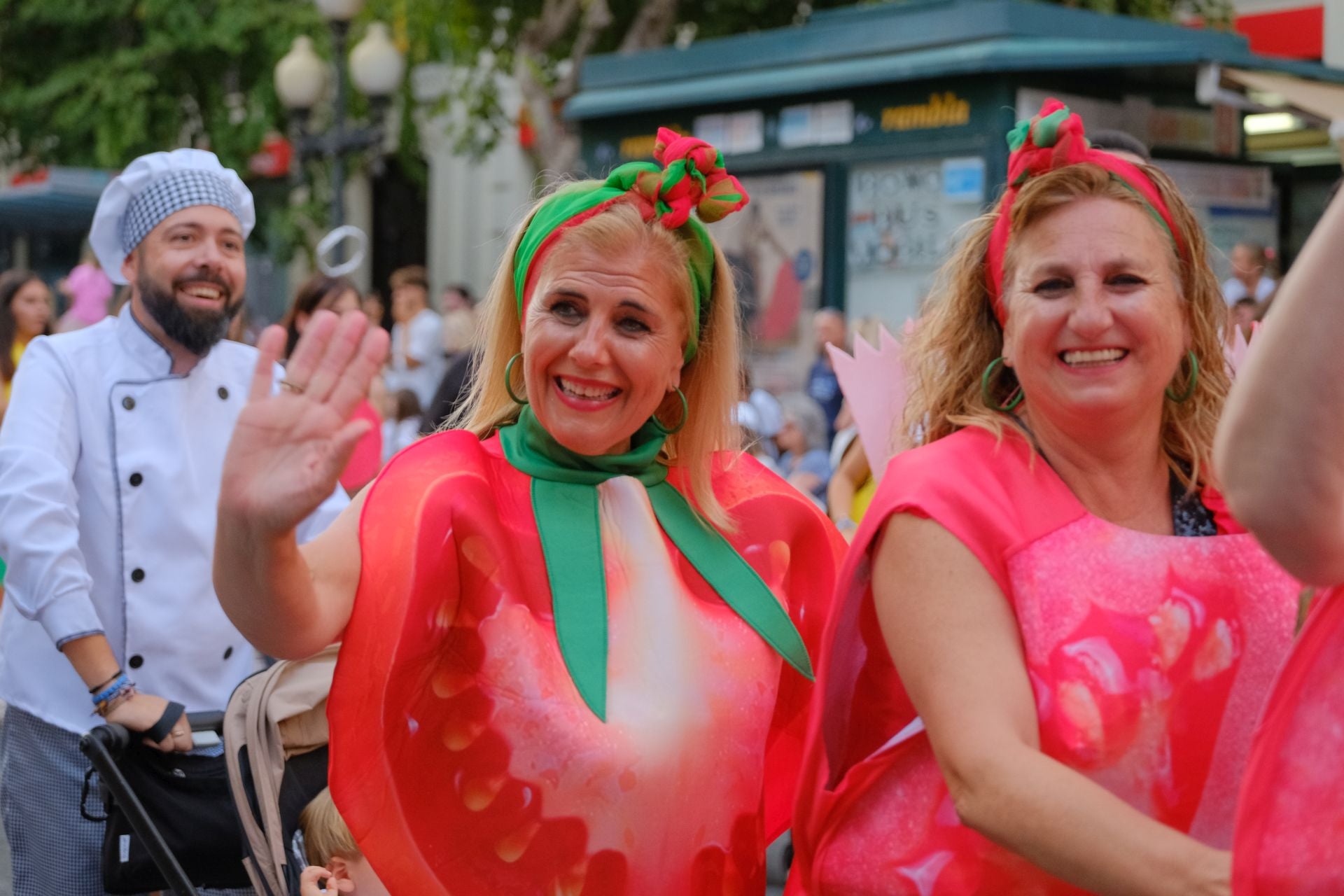 Color, imaginación y humor se dan cita en el desfile del Ninot