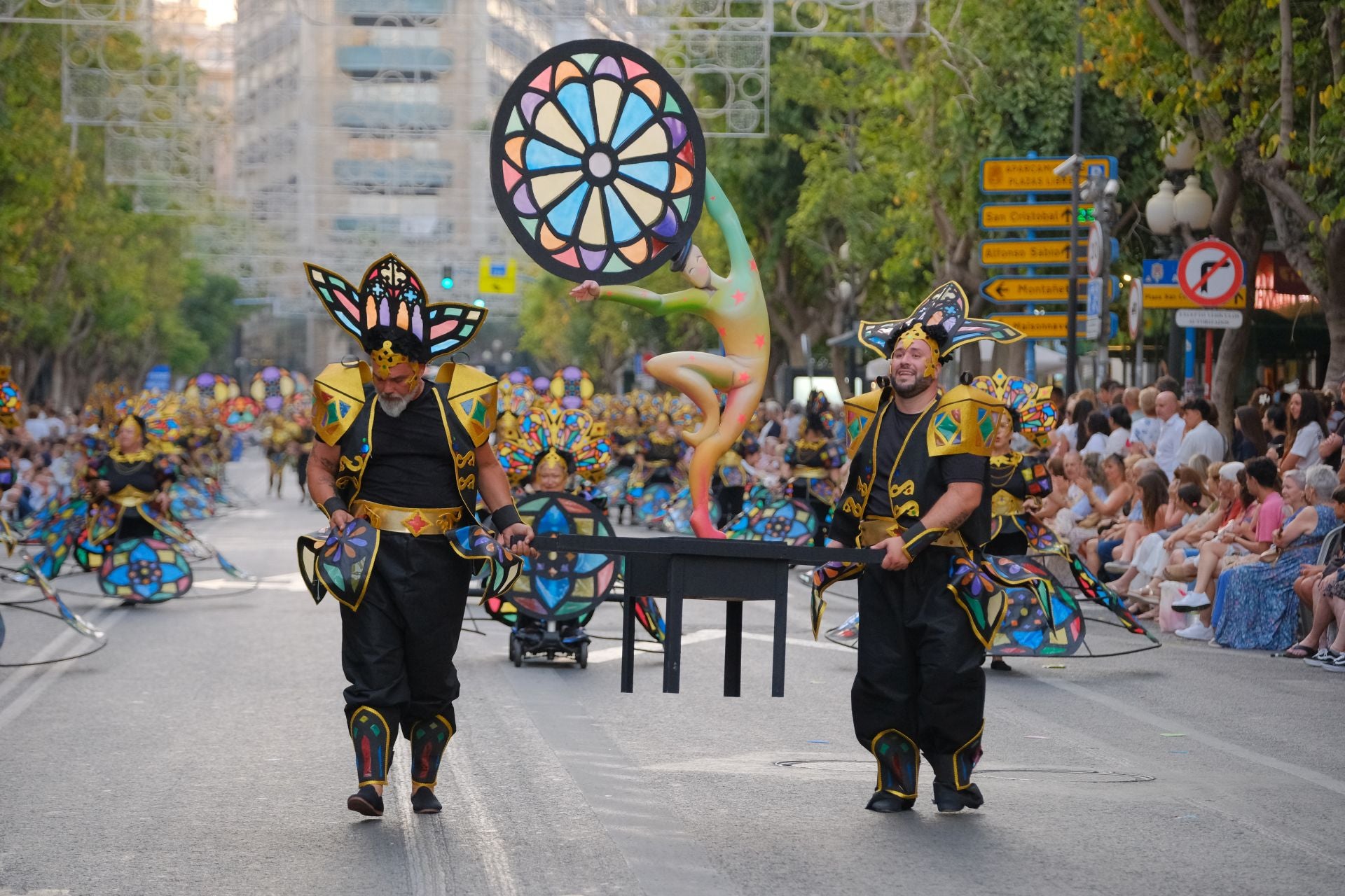 Color, imaginación y humor se dan cita en el desfile del Ninot