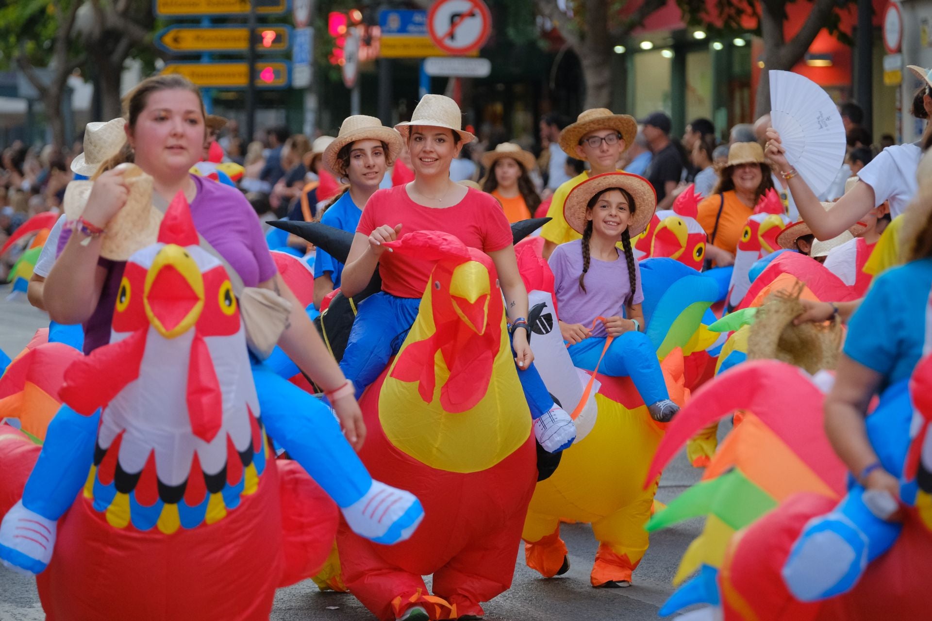 Color, imaginación y humor se dan cita en el desfile del Ninot
