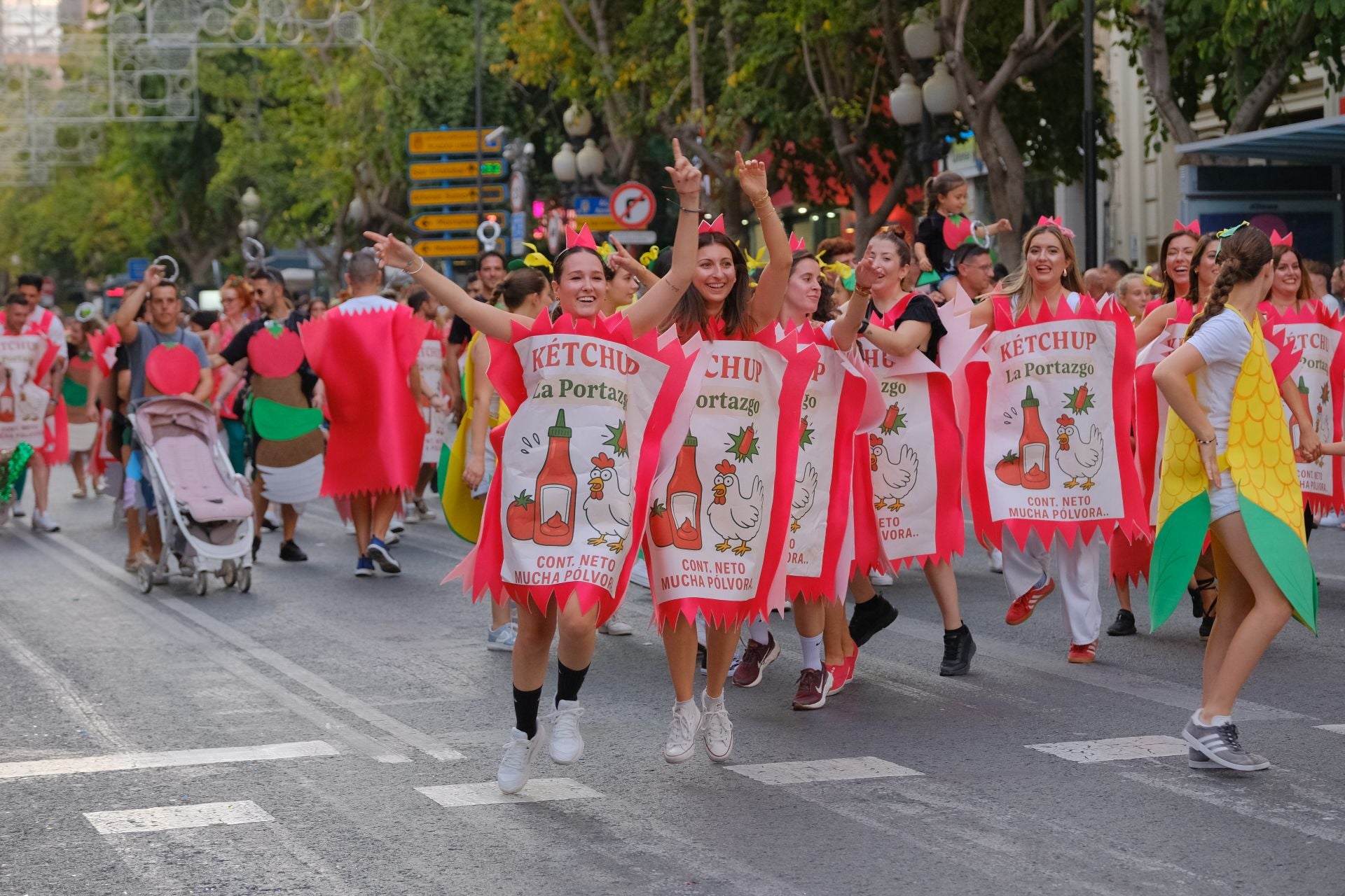 Color, imaginación y humor se dan cita en el desfile del Ninot