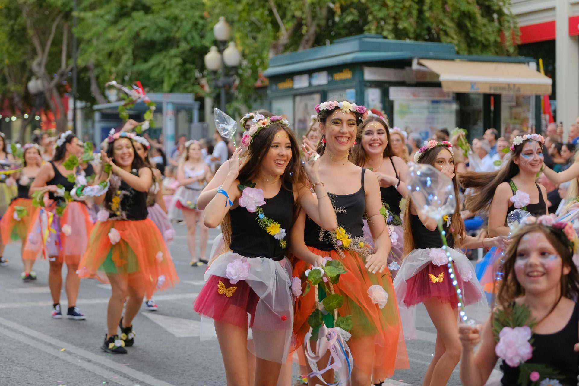 Color, imaginación y humor se dan cita en el desfile del Ninot