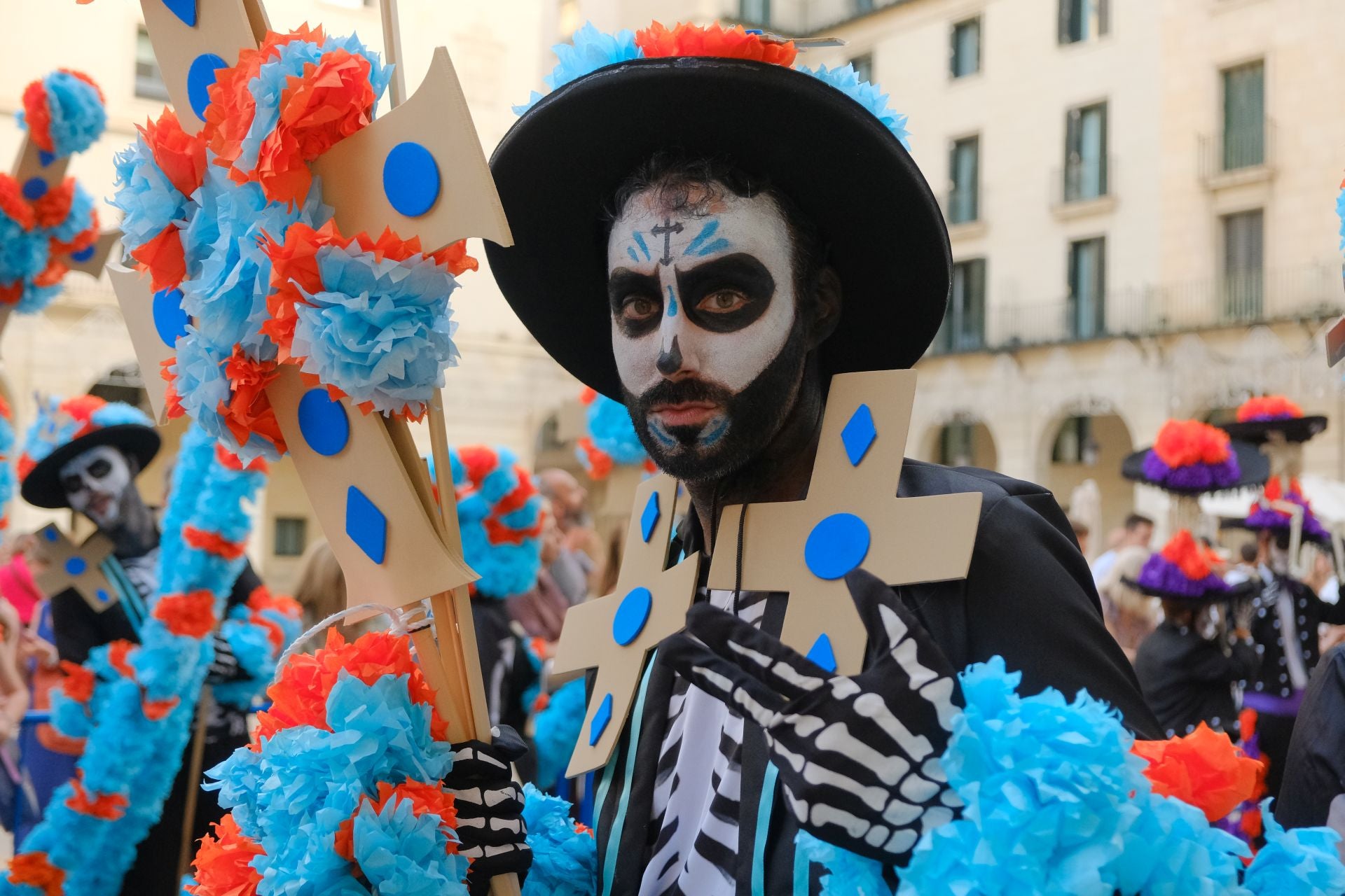 Color, imaginación y humor se dan cita en el desfile del Ninot