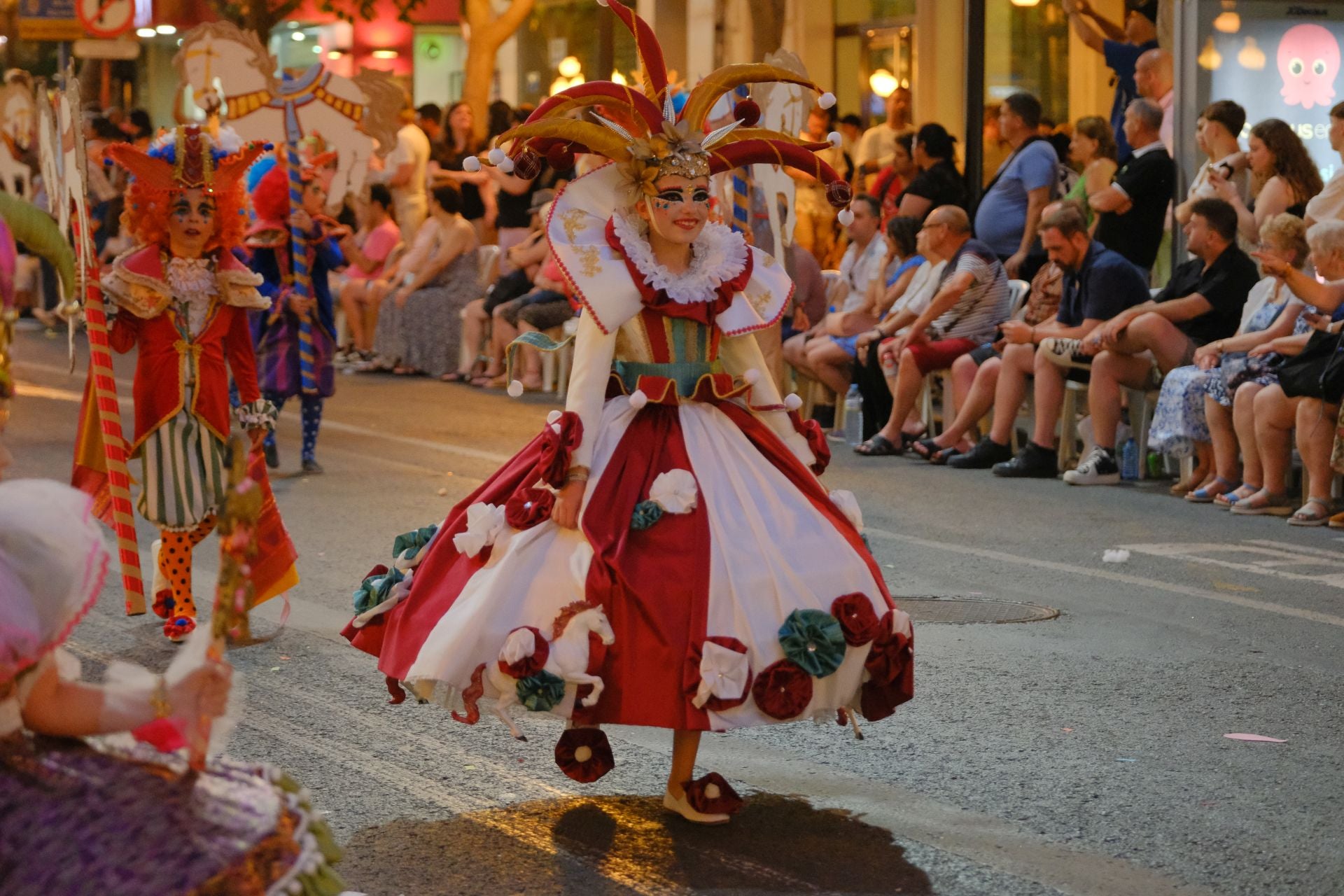 Color, imaginación y humor se dan cita en el desfile del Ninot