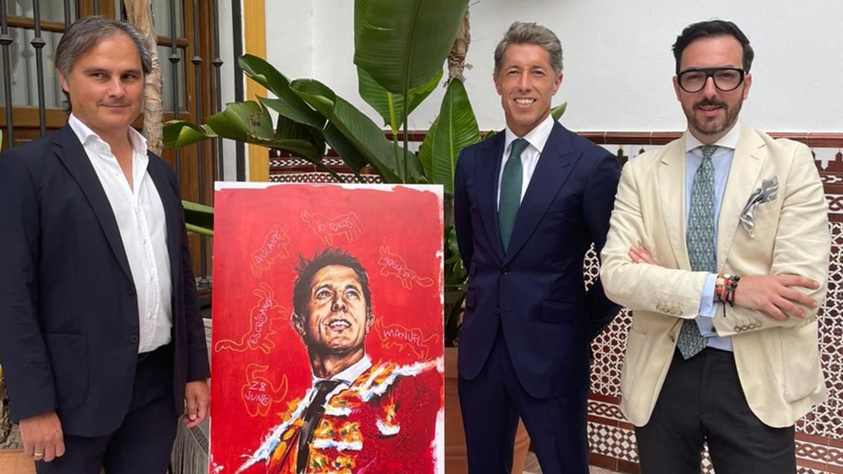Imagen principal - 1. Manuel Escribano presenta en Sevilla, en plena Feria de Abril, el cartel de sus seis 'victorinos' en Alicante. Le acompañan en la imagen, Nacho Lloret, y el autor, José Tomás Pérez Indiano. 2. Boliviano-1, tercero por la izquierda, en los corrales de la plaza de Alicante en la matinal del 24 de junio de 2024. 3. Cartel del festejo con el que Morante de la Puebla se anunció con los toros de Victorino Martín en Alicante, aunque finalmente no pudo torearlos