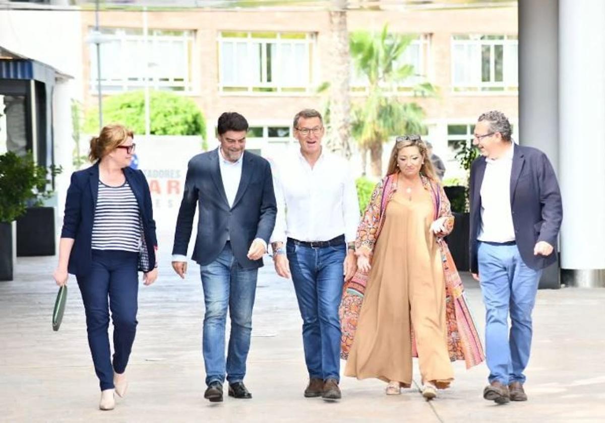 Alberto Núñez Feijóo, during a previous visit to Alicante on July 21, 2023, two days before the general elections, with Ana Serna, Secretary General of the PP Province of Alicante; Luis Barcala, Mayor of Alicante; Mar Valero, President of Apeha; and Toni Pérez, Provincial President.