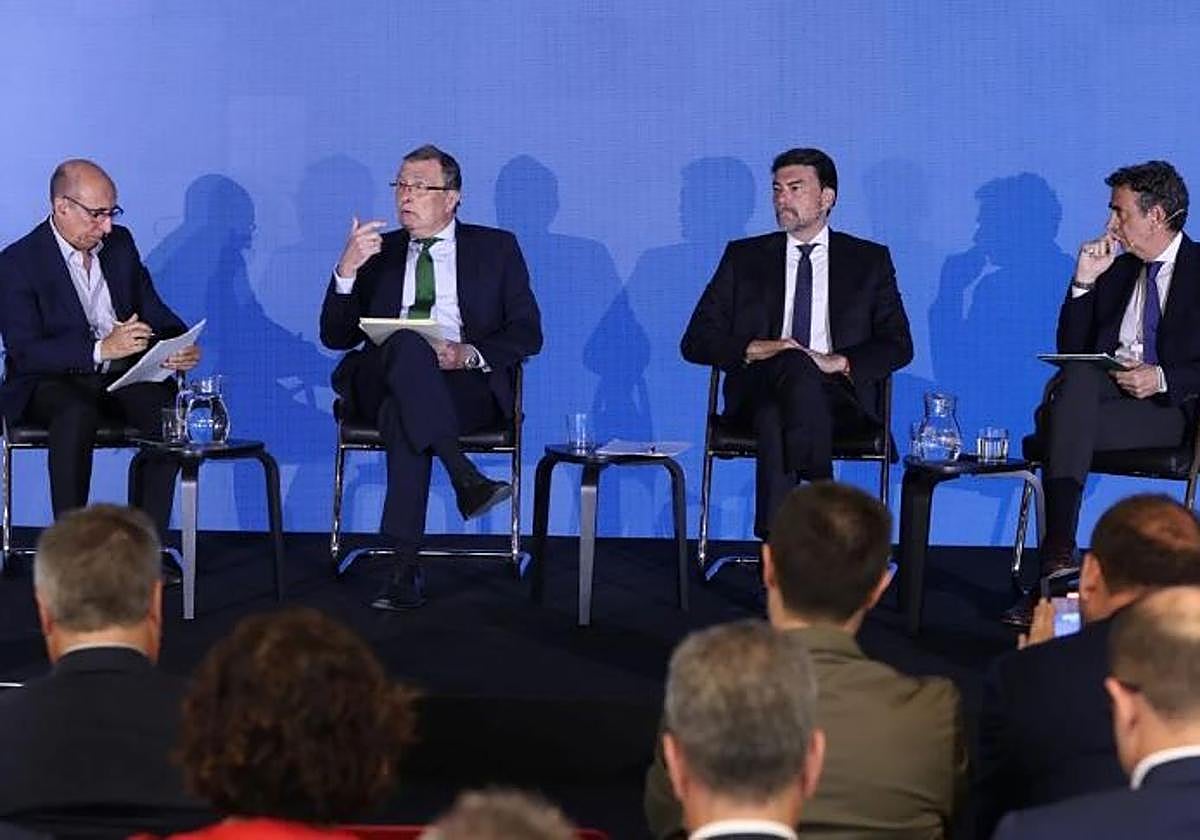 Los alcaldes de Murcia, Alicante y Granada, José Ballesta, Luis Barcala y Enrique Catalina respectivamente, durante la mesa redonda de los responsables municipales. Vicente Vicéns / AGM