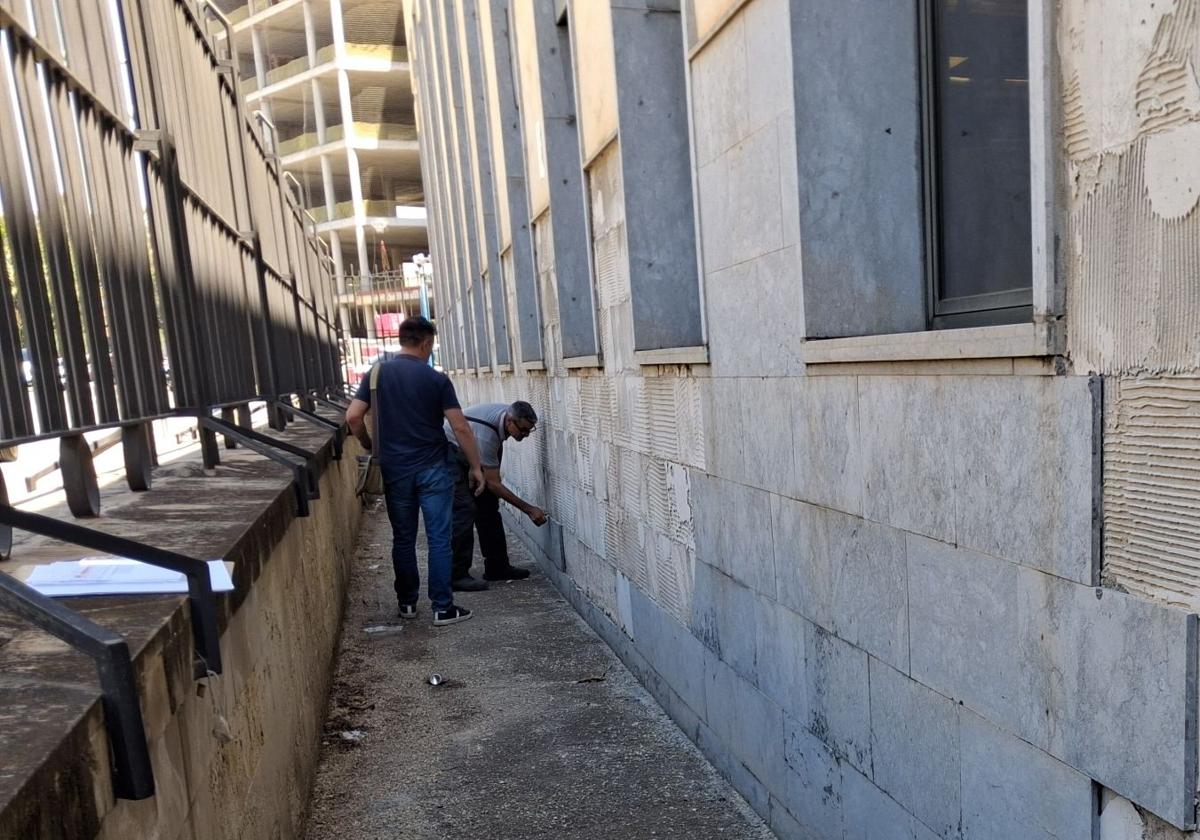 Technicians inspect one of the facades of the Benalúa Justice Palace.
