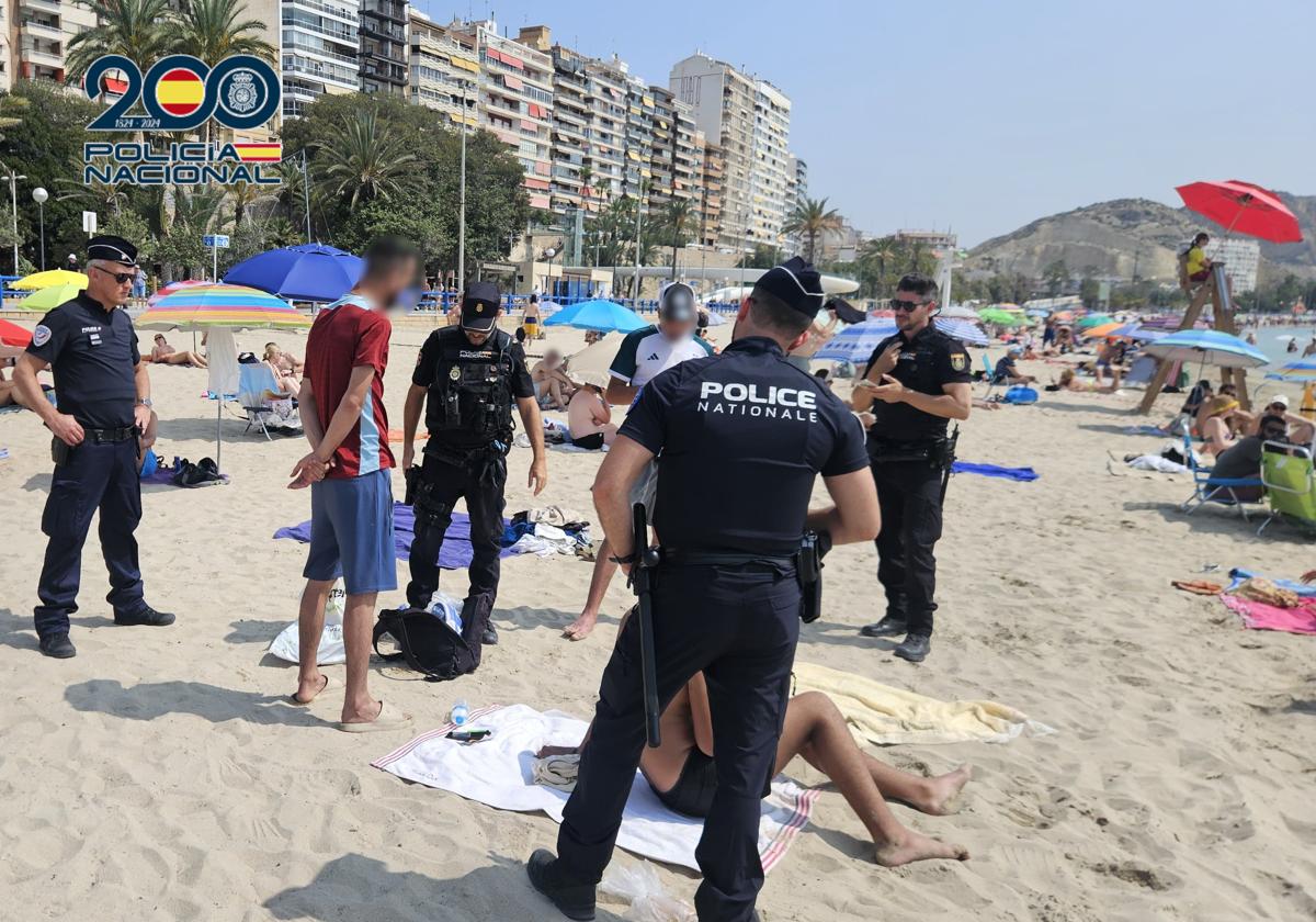Imagen principal - Gendarmes franceses patrullan con policías nacionales las playas de Alicante