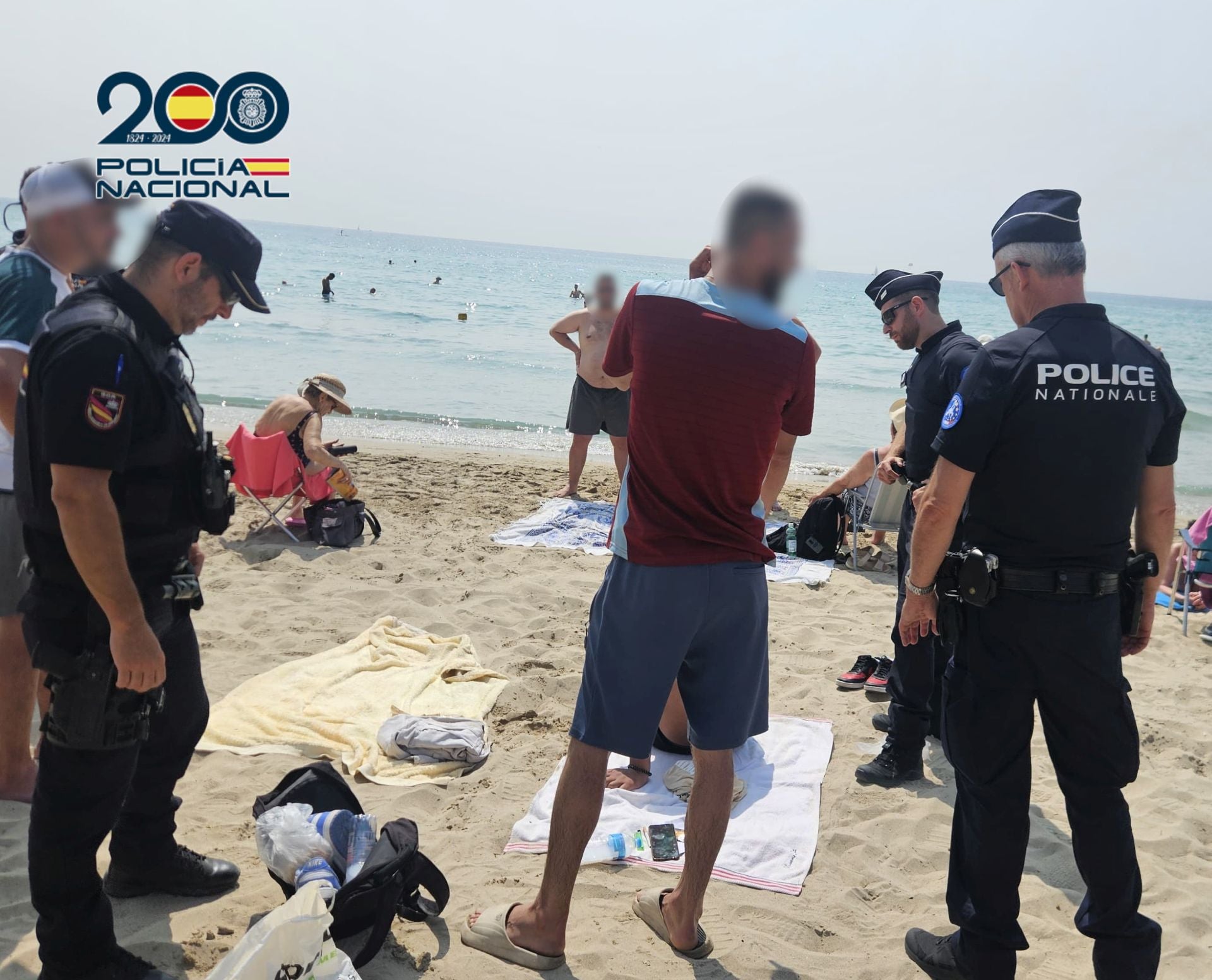 Imagen principal - French Gendarmes Patrol Alicante Beaches with National Police
