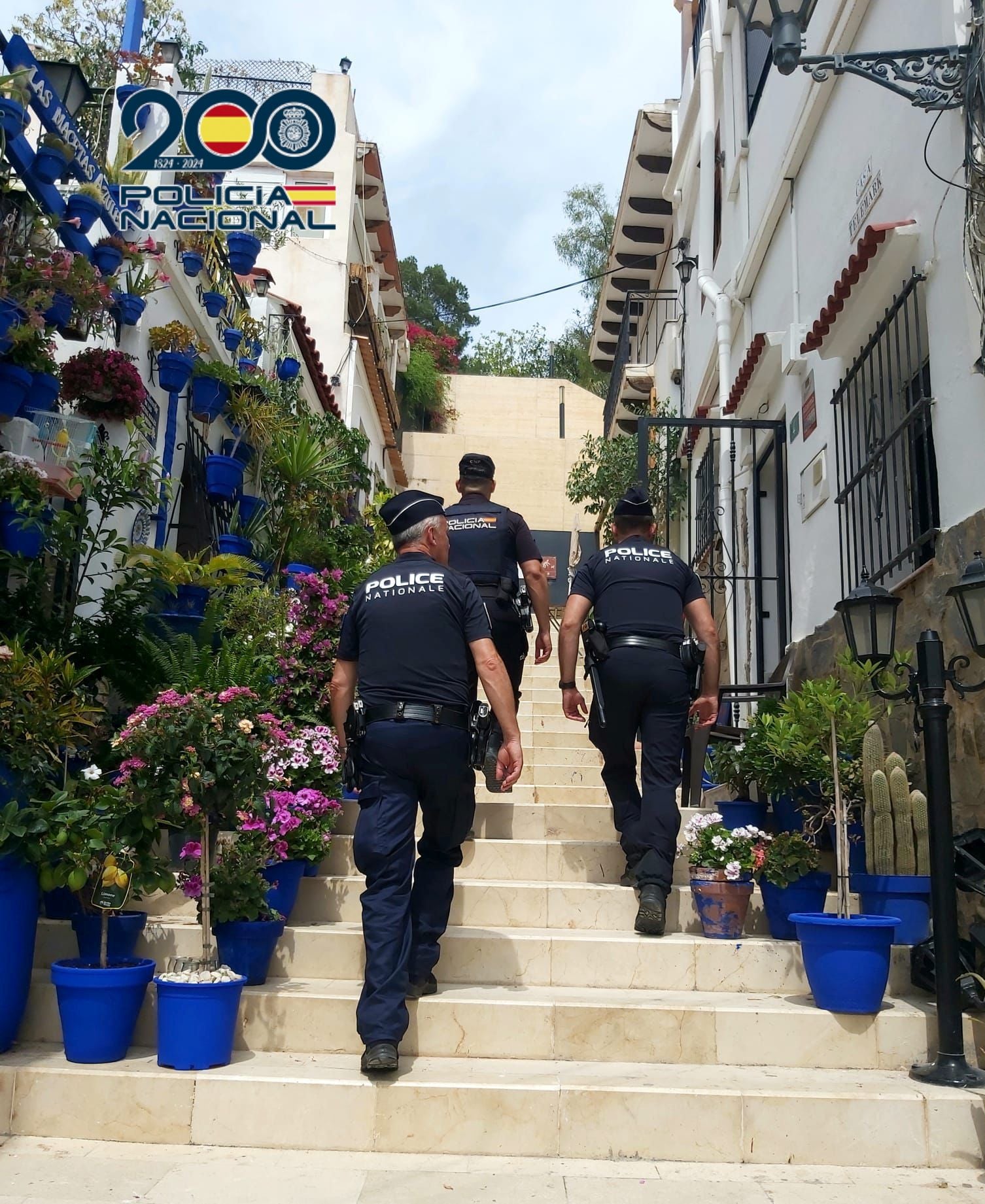 Imagen secundaria 2 - French Gendarmes Patrol Alicante Beaches with National Police