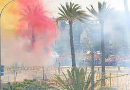 Inicio de la mascletà de la Pirotecnia Turis lanzada este domingo en la Florida.