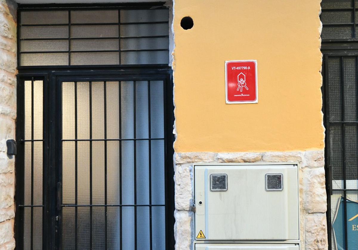 Imagen principal - La Generalitat da de baja más de 7.400 pisos turísticos ilegales del registro en Alicante