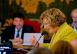 El alcalde, Luis Barcala, mira a la portavoz del PSOE, Ana Barceló, durante un pleno.