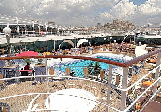 Crucero atracado en el puerto de Alicante.