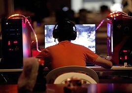 Un joven juega a un videojuego online.
