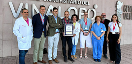 Profesionales del centro ilicitano posan junto al distintivo otorgado.