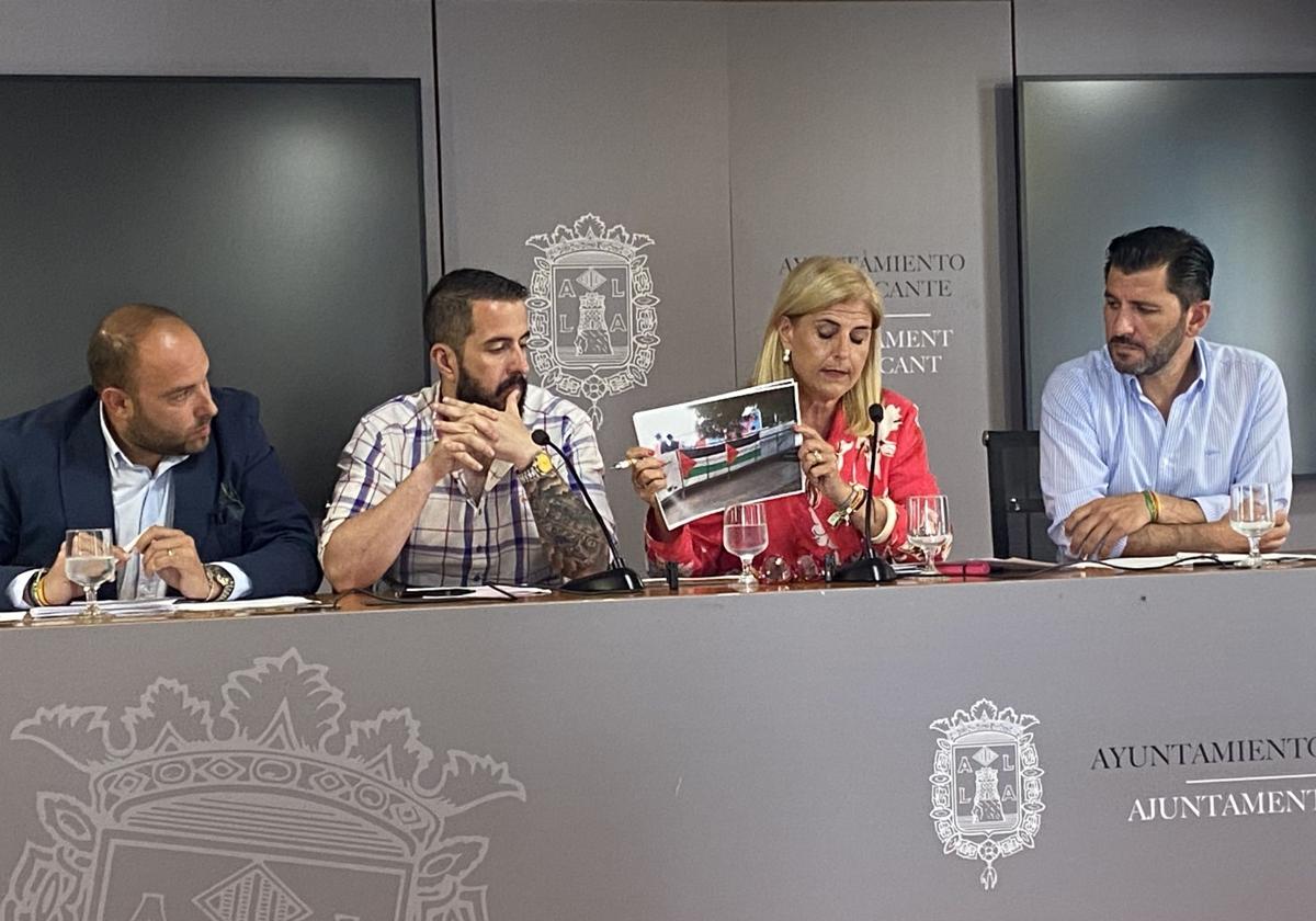Vox spokesperson Carmen Robledillo and other councillors of the party during the press conference where they presented their demands to the mayor.