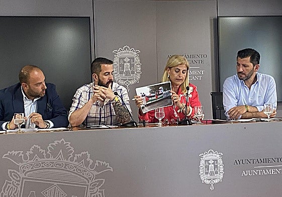 La portavoz de Vox, Carmen Robledillo, y el resto de ediles de la formación, en la rueda de prensa donde han presentado sus exigencias al alcalde.