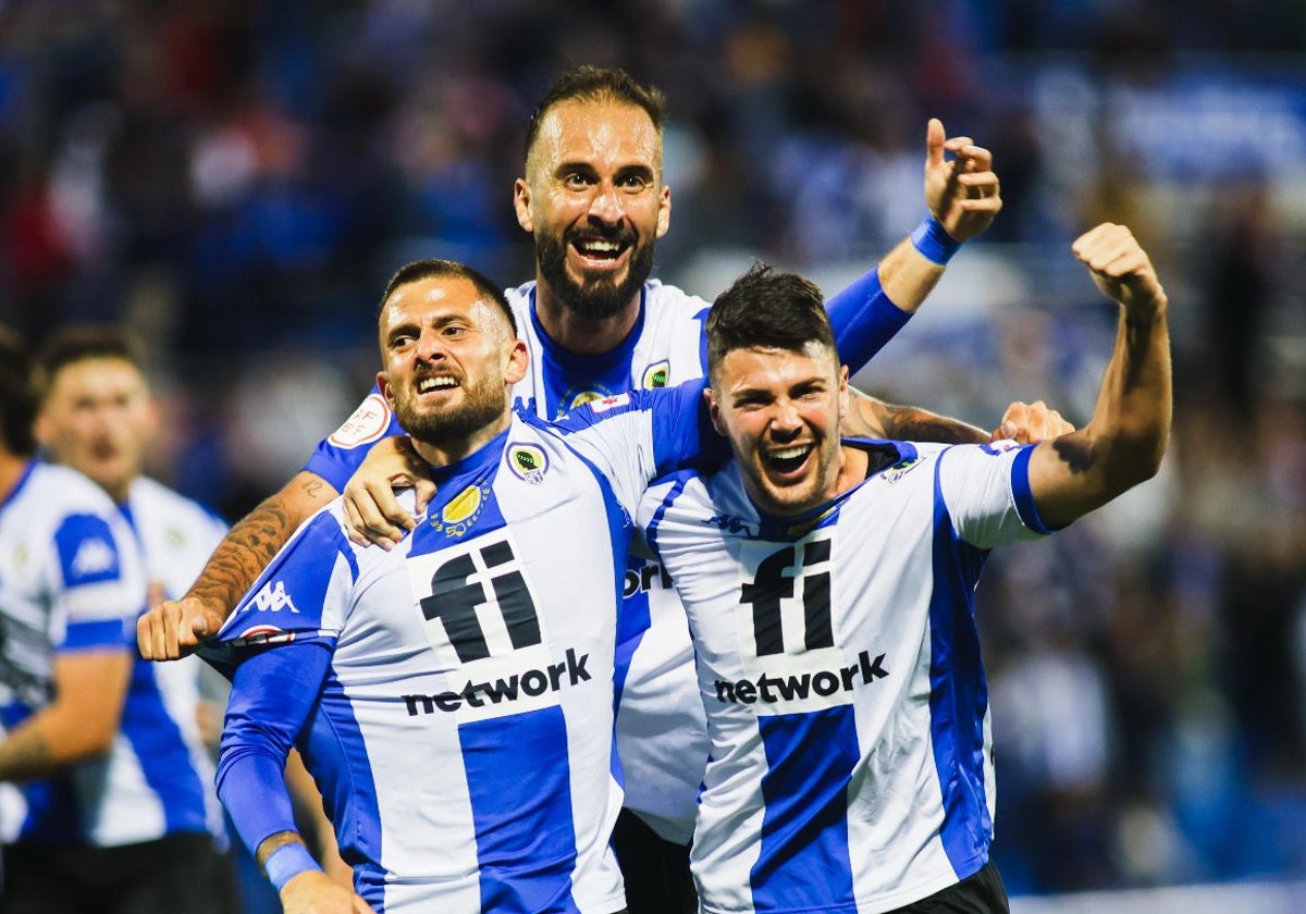 Alvarito celebrates a goal at Rico Pérez alongside Artiles and Josema.