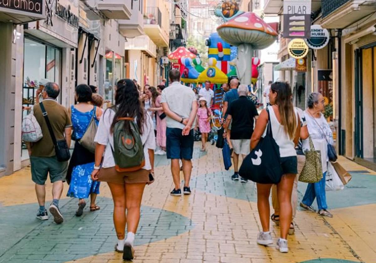 Tourists on Alicante's Mushroom Street, in an archive image.